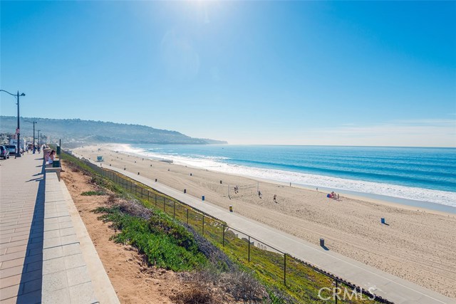 520 The Village, Redondo Beach, California 90277, 2 Bedrooms Bedrooms, ,2 BathroomsBathrooms,Residential,Sold,The Village,SB17117479