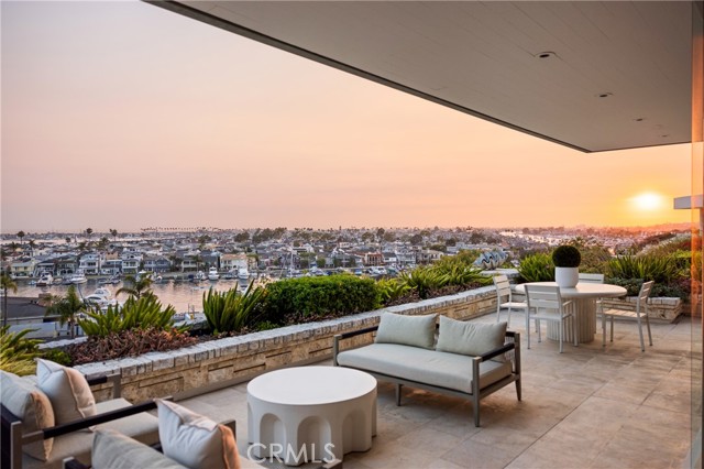 1535 Dolphin Terrace, Corona del Mar CA: https://media.crmls.org/medias/b438e77d-5458-4fed-aeec-6074d27c4a93.jpg