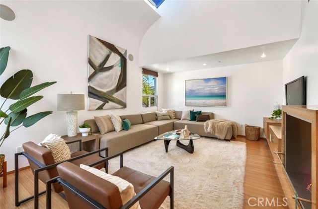 1035 19th Street, Santa Monica CA: https://media.crmls.org/medias/b4397937-772d-40ca-b2ae-f4d5006f3337.jpg