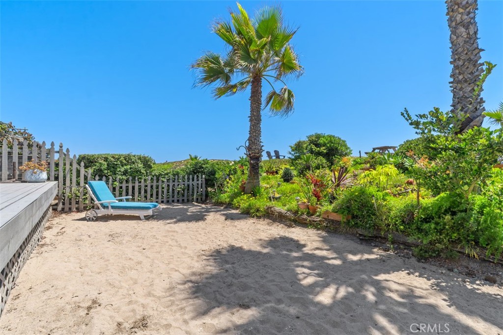 https://media.crmls.org/medias/b43bdca6-3a18-4679-b263-07d60c6bed79.jpg?preset=X-Large