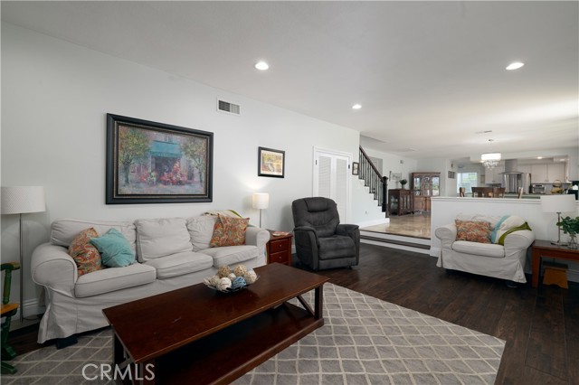 2010 Oakland Hills Drive, Corona CA: https://media.crmls.org/medias/b43cf653-f738-4b11-9e6b-fd5b5df8cc35.jpg