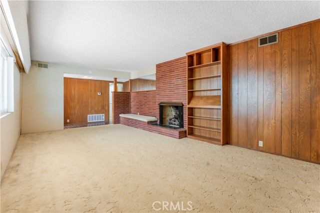 1300 Oak Avenue, Carlsbad CA: https://media.crmls.org/medias/b43d00a8-0e80-491b-a62d-a45543effdf9.jpg