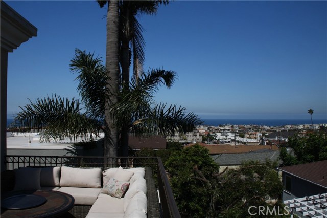 925 9th Street, Hermosa Beach, California 90254, 4 Bedrooms Bedrooms, ,3 BathroomsBathrooms,Residential,Sold,9th,SB17121314