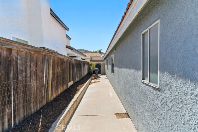 11979 Savona Dr, Fontana CA: https://media.crmls.org/medias/b4416dc9-20cb-4885-b689-7748a0e4bd31.jpg