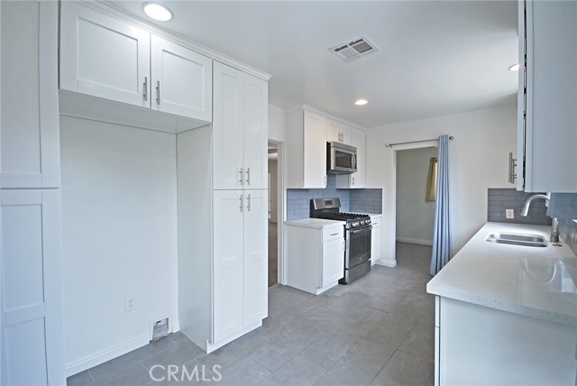 10622 Zelzah Avenue, Granada Hills CA: https://media.crmls.org/medias/b444cff1-05f5-4b48-9cf6-55db217a0633.jpg