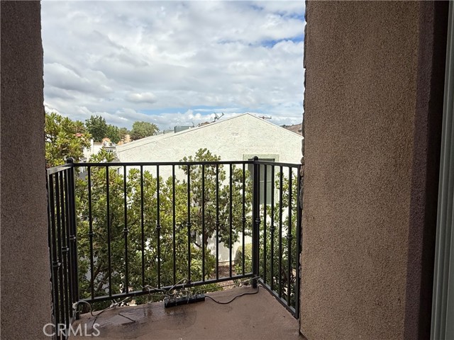 Detail Gallery Image 12 of 17 For 5241 Colodny Dr #403,  Agoura Hills,  CA 91301 - 3 Beds | 2/1 Baths