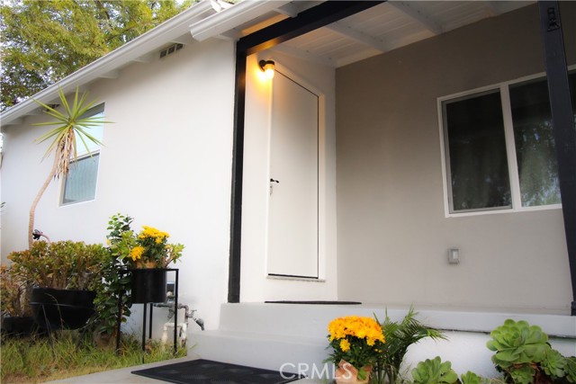 12512 Miranda Street, Valley Village CA: https://media.crmls.org/medias/b4499452-e90a-46da-8bdd-0b7a39c957c1.jpg