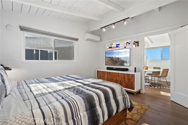 200 Moonstone Street, Manhattan Beach CA: https://media.crmls.org/medias/b44a4f6b-2f88-4b9a-a114-9991a0a5d6eb.jpg