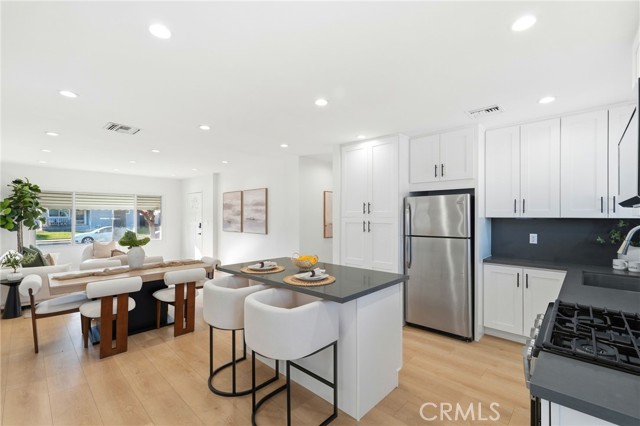 Detail Gallery Image 22 of 74 For 2140 N Rose St, Burbank,  CA 91505 - 5 Beds | 3/1 Baths