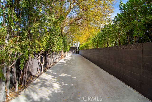 Detail Gallery Image 3 of 40 For 4614 Sendero Pl, Tarzana,  CA 91356 - 5 Beds | 3/1 Baths