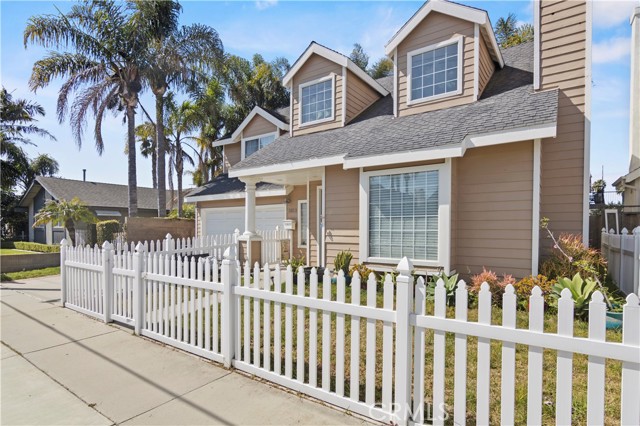 Detail Gallery Image 3 of 37 For 1813 Huntington St, Huntington Beach,  CA 92648 - 4 Beds | 3/1 Baths