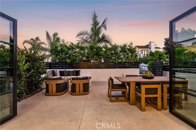 Detail Gallery Image 2 of 31 For 419 Narcissus Ave, Corona Del Mar,  CA 92625 - 3 Beds | 3/1 Baths