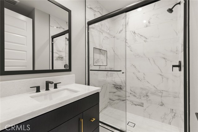 Detail Gallery Image 8 of 26 For 204 Stage, Irvine,  CA 92618 - 6 Beds | 5 Baths