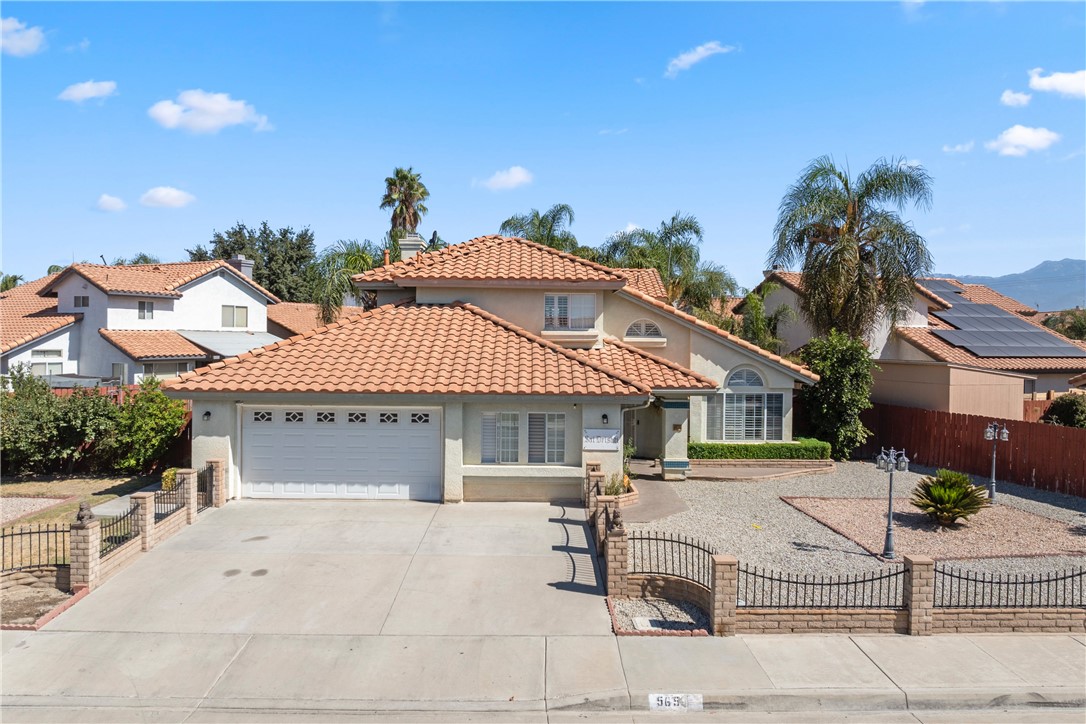 Detail Gallery Image 3 of 16 For 565 Gladiola St, Hemet,  CA 92545 - 5 Beds | 3 Baths