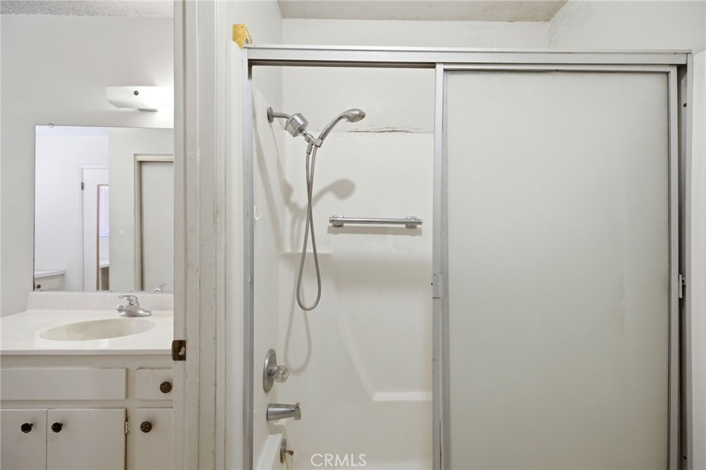 https://media.crmls.org/medias/b455e770-1061-4b2f-8b45-2bc5465a5d1d.jpg?preset=X-Large