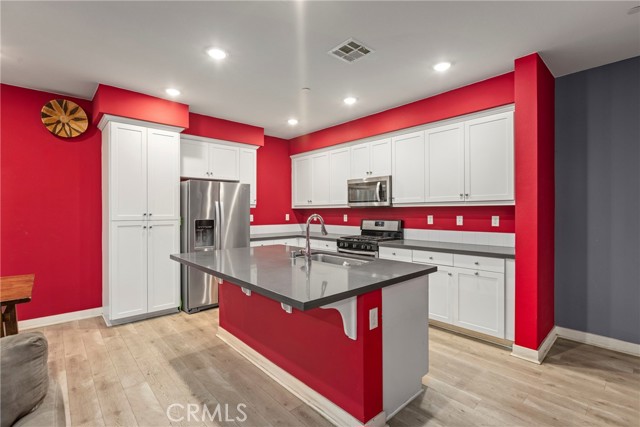 Detail Gallery Image 3 of 21 For 12814 Watt Ln #B,  Sylmar,  CA 91342 - 2 Beds | 2/1 Baths