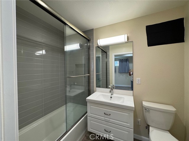 434 N Beachwood Drive, Burbank CA: https://media.crmls.org/medias/b4573b20-a248-48d9-b714-6eccf0328189.jpg