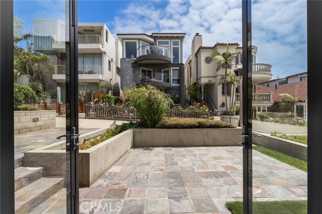 129 20th Street, Manhattan Beach CA: https://media.crmls.org/medias/b45759ac-6234-4940-8905-882f279520fe.jpg