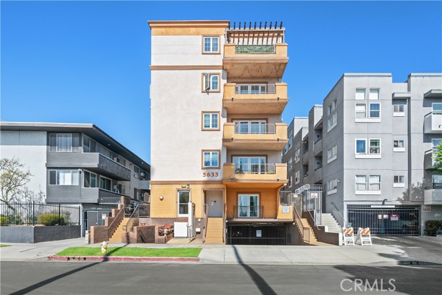 5633 Carlton Way, Hollywood CA: https://media.crmls.org/medias/b457e022-8567-46dd-90d9-fa7956d29a54.jpg