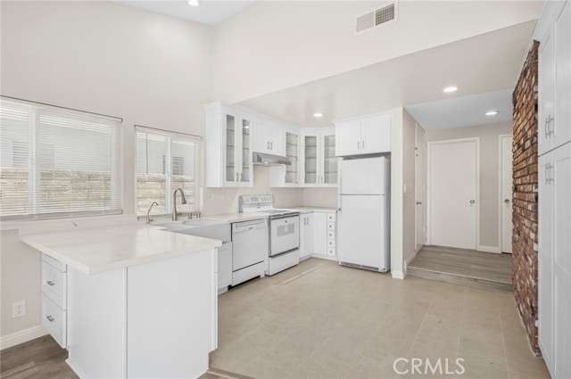 Detail Gallery Image 6 of 25 For 17601 Manchester Ave, Irvine,  CA 92614 - 4 Beds | 2 Baths