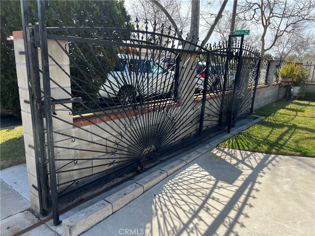 https://media.crmls.org/medias/b4592e7a-516e-40a3-a991-db216eccac3c.jpg?preset=X-Large