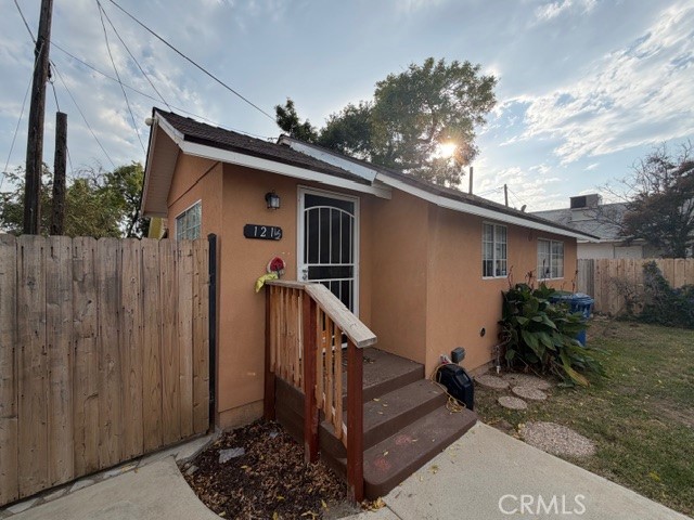 Detail Gallery Image 2 of 12 For 121 Roberts, Bakersfield,  CA 93308 - 2 Beds | 1 Baths