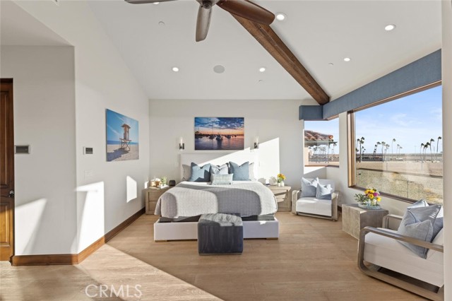 310 E Oceanfront, Newport Beach CA: https://media.crmls.org/medias/b45c3f24-a32d-427d-bffc-630676f42ad9.jpg
