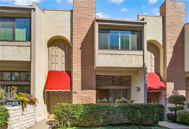 Detail Gallery Image 3 of 36 For 5240 Yarmouth, Encino,  CA 91316 - 3 Beds | 2/1 Baths