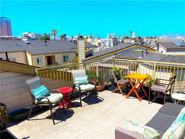 645 Chestnut Avenue, Long Beach CA: https://media.crmls.org/medias/b45e7217-c3d4-43aa-b6c7-432f698e3425.jpg