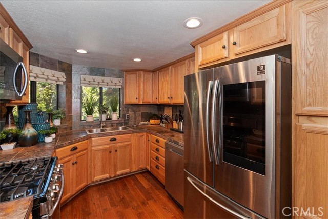 Detail Gallery Image 17 of 42 For 27456 White Fir Dr, Lake Arrowhead,  CA 92352 - 5 Beds | 3/2 Baths