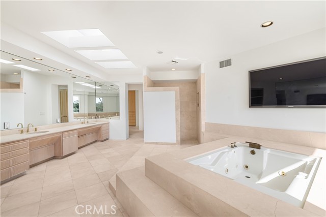 2 Inverness Lane, Newport Beach CA: https://media.crmls.org/medias/b45f8de3-ff5d-40d7-8055-f84886f483e6.jpg