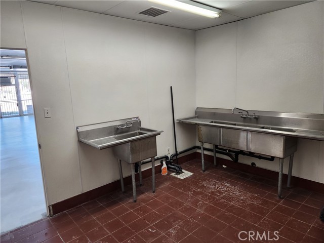 243 E Base Line Road, Rialto, California 92376, ,Commercial Lease,For Rent,243 E Base Line Road,CRIV25039786