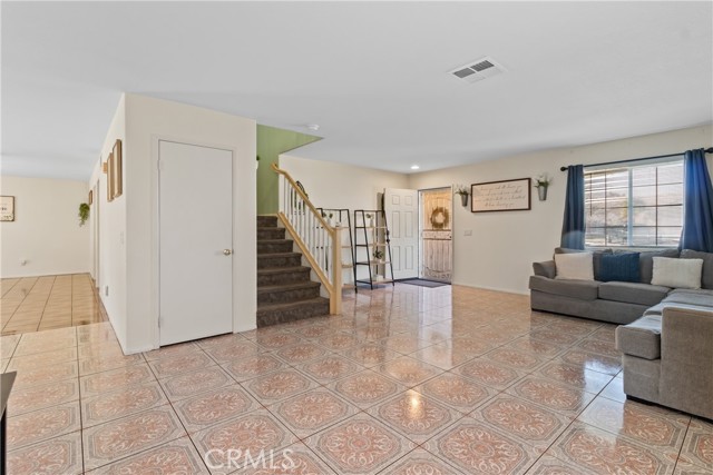 Detail Gallery Image 3 of 14 For 45728 Barham, Lancaster,  CA 93534 - 4 Beds | 3 Baths