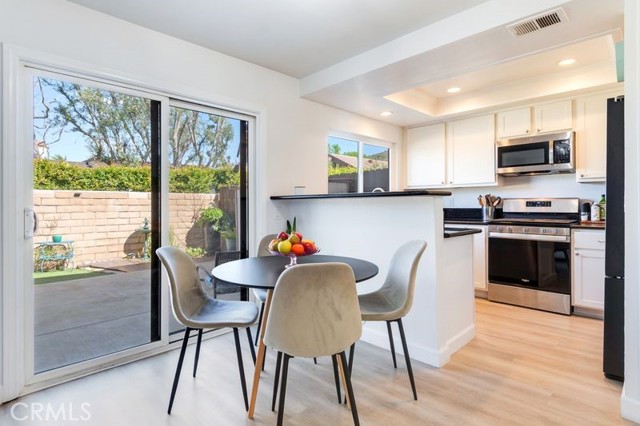 Detail Gallery Image 3 of 26 For 19091 E Country Hollow # 34, Orange,  CA 92869 - 2 Beds | 2/1 Baths