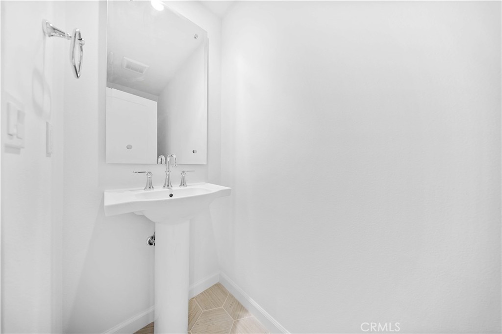 https://media.crmls.org/medias/b465cd5f-d5b6-42f7-84b5-8f38a42b21ff.jpg?preset=X-Large