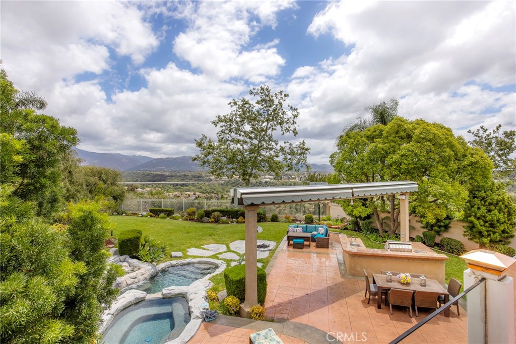 https://media.crmls.org/medias/b4683fe3-30d2-47ae-9fc4-ff3ba2249f71.jpg?preset=X-Large