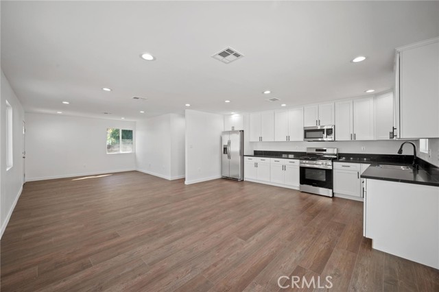 Detail Gallery Image 6 of 42 For 7445 Balcom Ave, Reseda,  CA 91335 - 4 Beds | 2 Baths