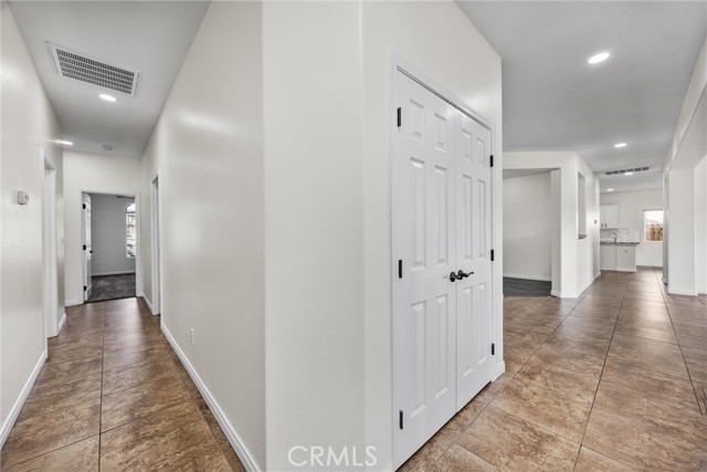 11515 Regarse, Bakersfield CA: https://media.crmls.org/medias/b46c9000-c0c9-418f-8935-fc4abdd55b43.jpg