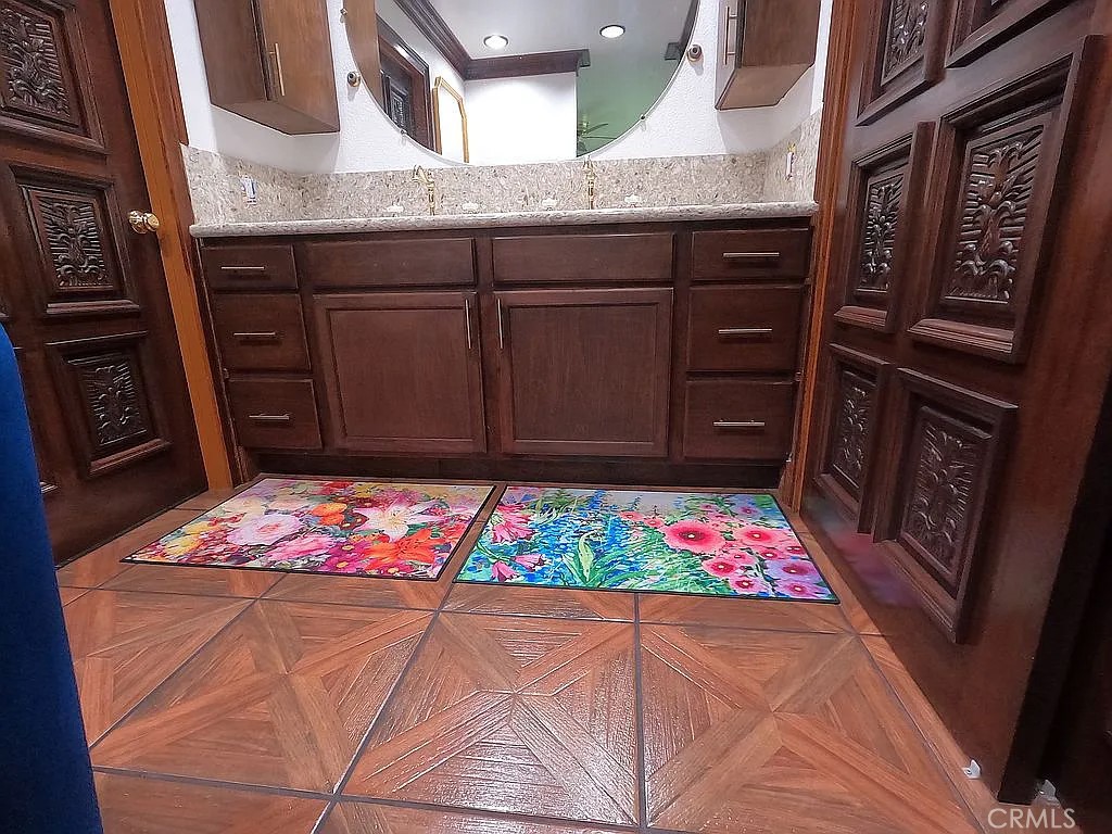 https://media.crmls.org/medias/b46ecdb4-4f65-459d-b58c-1be003ebfcbe.jpg?preset=X-Large