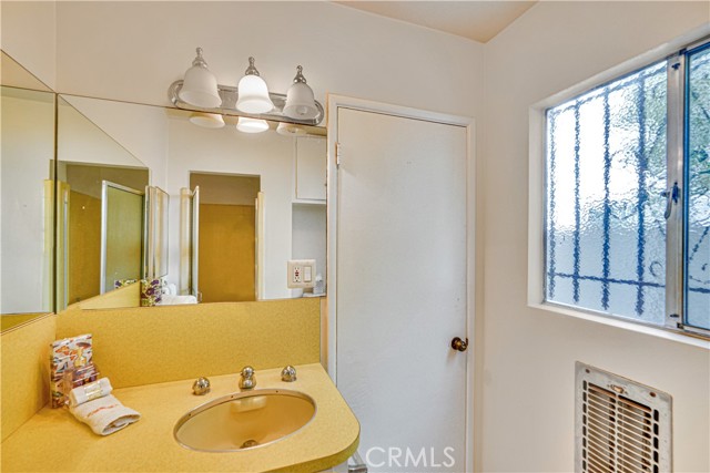 Detail Gallery Image 16 of 25 For 4268 Troost, Studio City,  CA 91604 - 2 Beds | 2 Baths