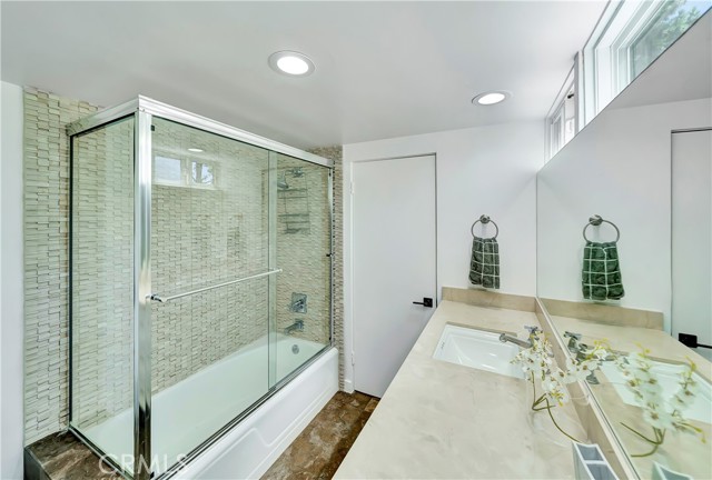 Detail Gallery Image 20 of 32 For 16168 Royal Oak Rd, Encino,  CA 91436 - 4 Beds | 4 Baths