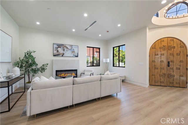 Detail Gallery Image 15 of 73 For 4026 Garden Ave, Los Angeles,  CA 90039 - 5 Beds | 4/2 Baths