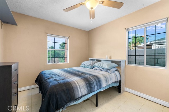14935 Hibiscus Avenue, Fontana CA: https://media.crmls.org/medias/b4742eb8-a21a-4f23-80d2-588f2802cfba.jpg