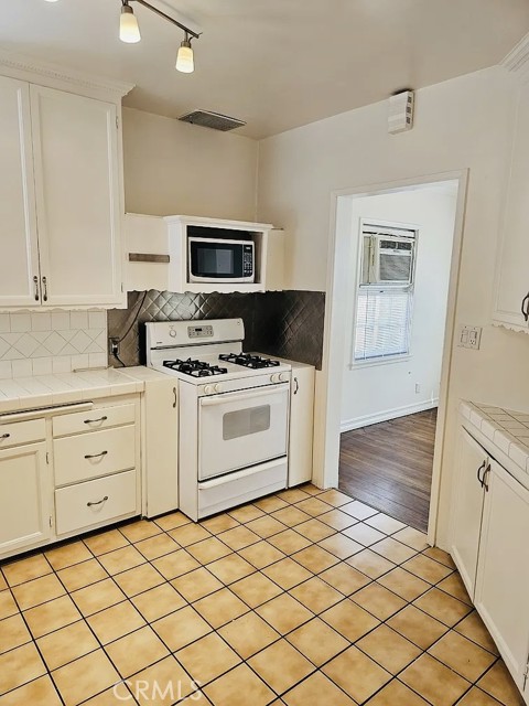 Detail Gallery Image 11 of 26 For 251 N Orchard Dr, Burbank,  CA 91506 - 3 Beds | 1 Baths