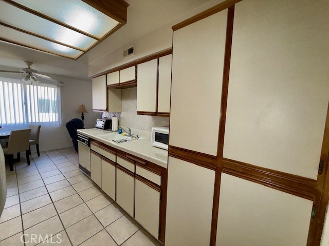 Detail Gallery Image 10 of 24 For 19400 Wyandotte #16,  Reseda,  CA 91335 - 3 Beds | 2 Baths