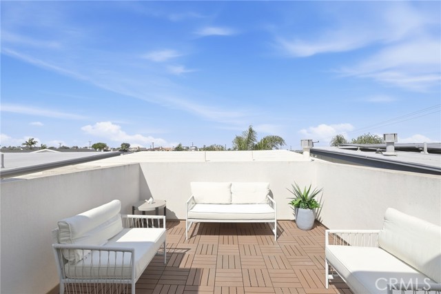 Detail Gallery Image 42 of 67 For 1745 Spreckels Ln, Redondo Beach,  CA 90278 - 3 Beds | 4/1 Baths