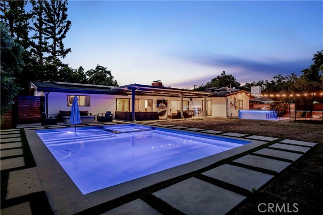 22410 Collins Street, Woodland Hills CA: https://media.crmls.org/medias/b4806447-9596-4cb7-8dd6-bdb34cbe07fc.jpg