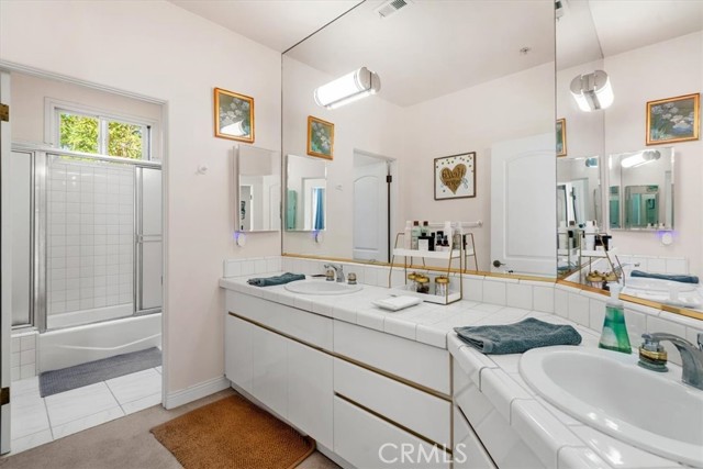 Detail Gallery Image 12 of 18 For 723 S Broadway, Redondo Beach,  CA 90277 - 4 Beds | 3/1 Baths