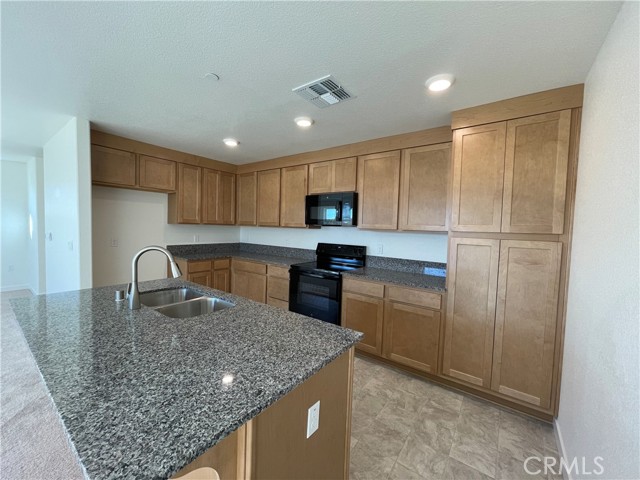 Detail Gallery Image 4 of 7 For 114 Wonderland Trail Lane, Merced,  CA 95341 - 3 Beds | 2/1 Baths