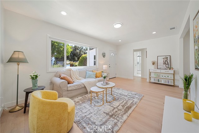 3211 W Jeffries Avenue, Burbank CA: https://media.crmls.org/medias/b4824bc1-b489-4035-955e-1d4cf603c269.jpg